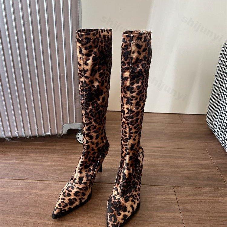 Модные новые женские сексуальные сапоги с леопардовым принтом, модные высокие каблуки с острым носком, застегивающиеся на молнию, длинные сапоги, модная обувь для показа мод
