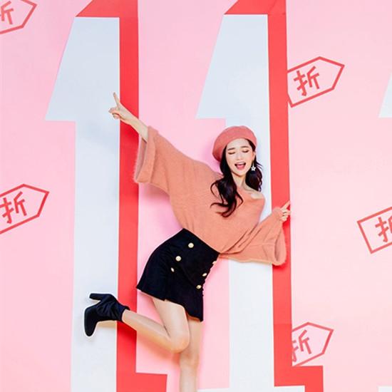 Женский свитер с широкими рукавами и открытыми плечами