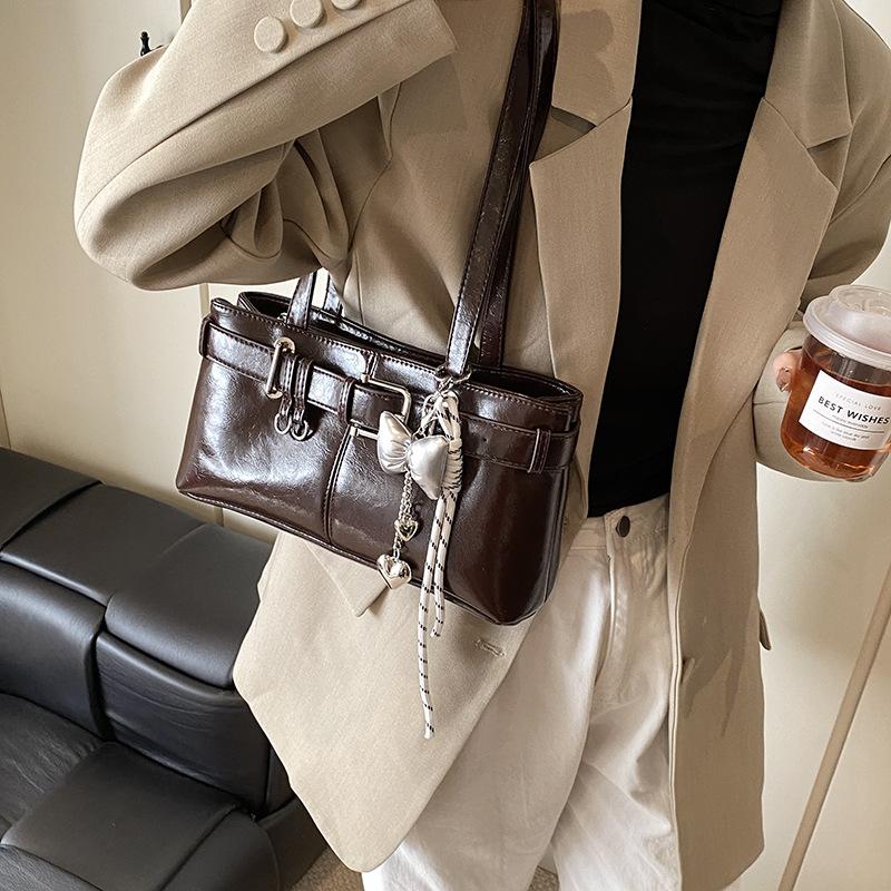 Корейская нишевая сумка подмышку женская 2025 новая трендовая осенне-зимняя модная сумка-тоут для通勤, простая и универсальная сумочка