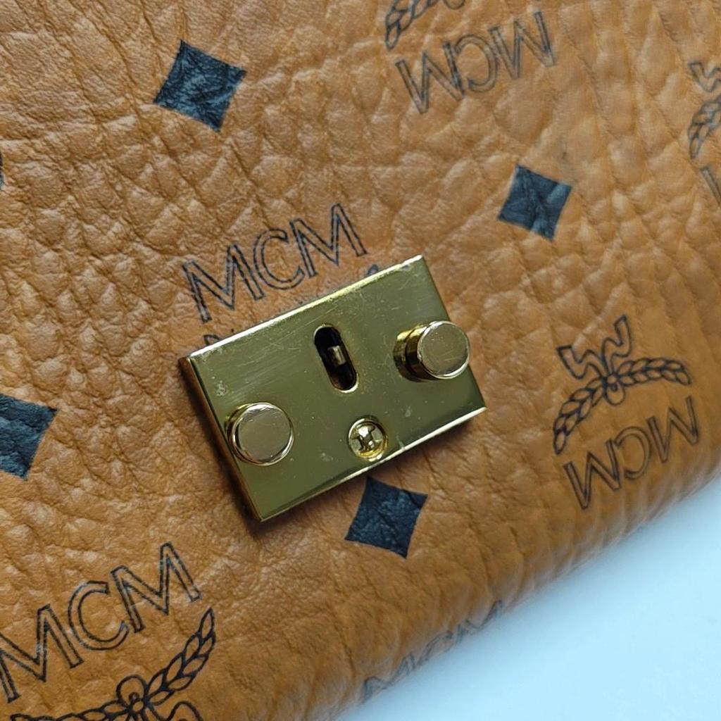 [Pre-Owned] Millie Visetos Classic Monogram Print Light Trendy Cool Girl Flap Chain Crossbody Bag Medium - Very Good #1K142QE