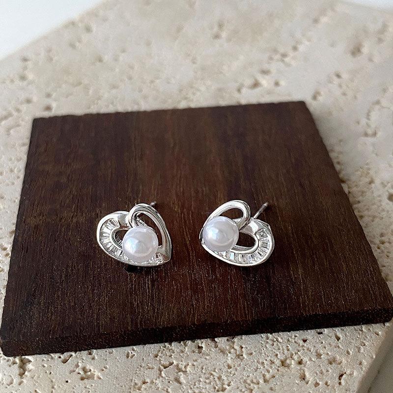 Серьги Pearl Love французские ретро легкие роскошные маленькие в форме сердца для поездок на работу
