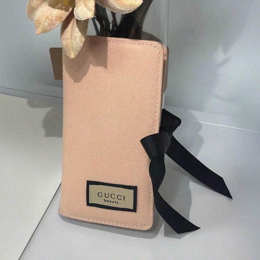 Женская косметичка, подходящая для подарка на праздники. Это можно преподнести в качестве подарка вашей девушке или друзьям.