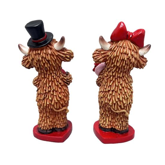 2 Pcs Valentine's Day Highland Cow Figurine Cute Love Scottish Cow Statue with Roses And Heart Romantic Farmhouse Tabletop Decoration