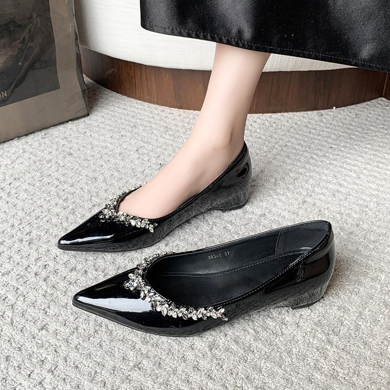 Французская потрясающая красота не устающие ноги одинарная обувь женская 2025 супер огонь новый темперамент остроносые на плоской подошве обувь с перегрузкой черная легкая обувь с открытым верхом