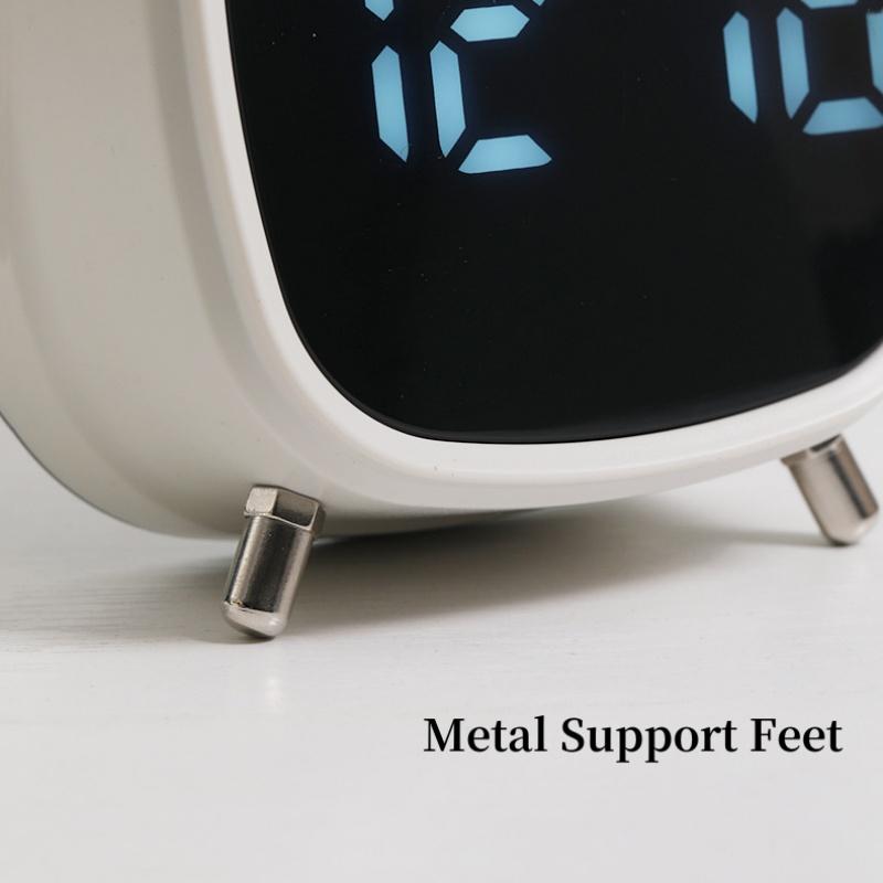 Светодиодные часы Цифровой будильник Отображение даты и температуры Голосовое управление Громкий звук Регулируемая яркость 12/24-часовой формат Повтор Настольные часы