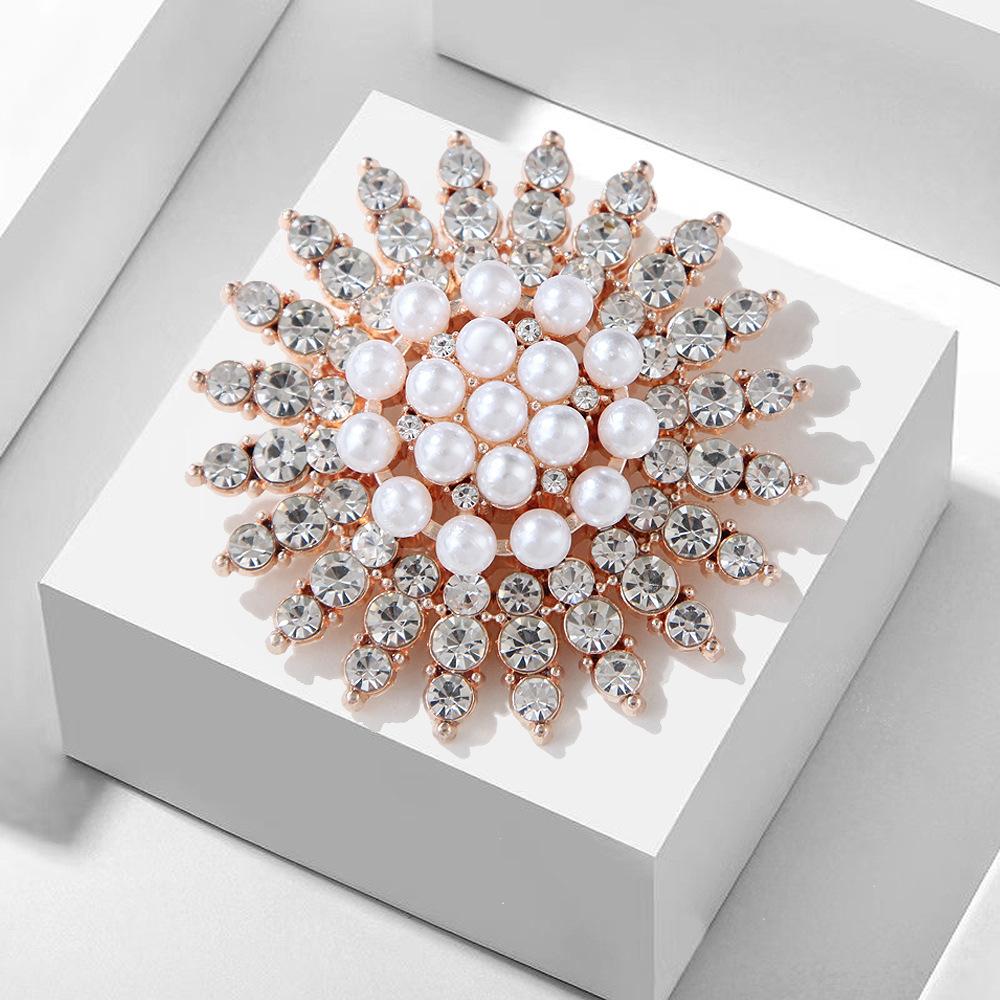 Бриллиантовая брошь-цветок шарф пряжка свитер аксессуары