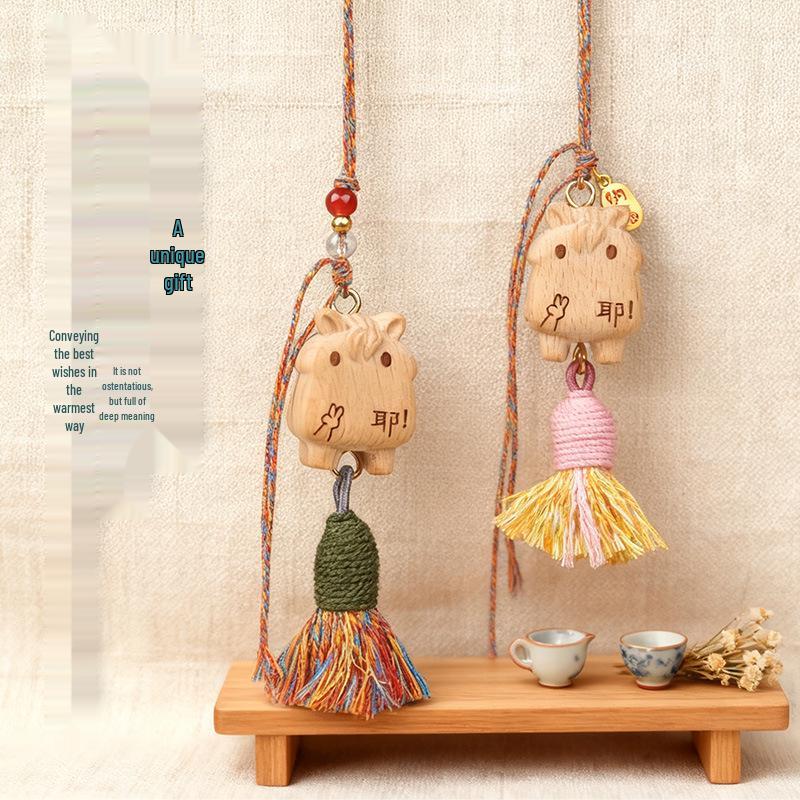 Брелок для ключей 'Лошадь из бука': Аксессуар-мешочек с талисманом на удачу ручной работы для девушки или лучшей подруги