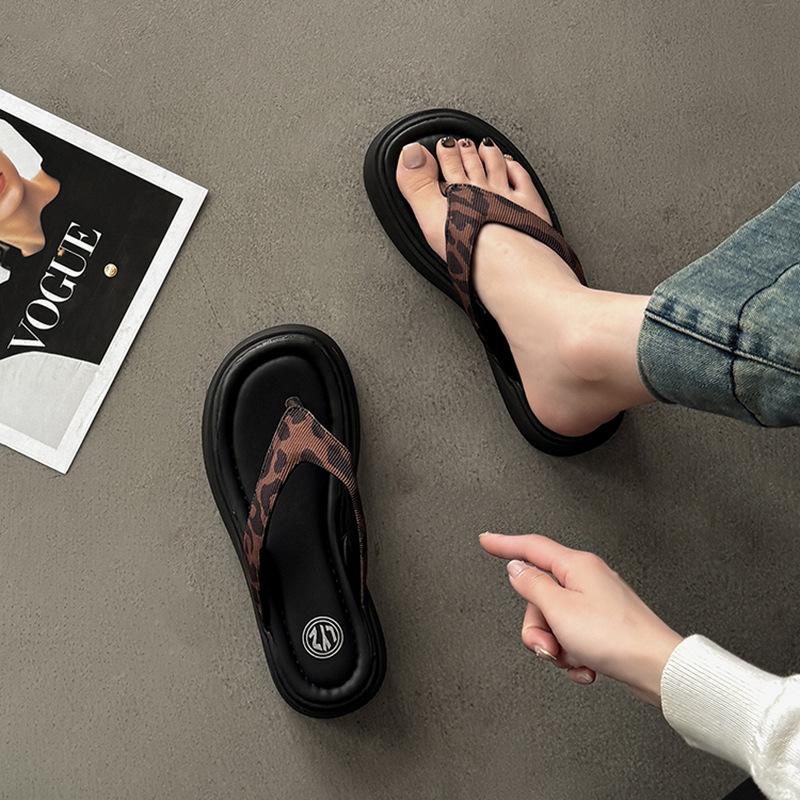 Новые удобные и комфортные шлепанцы на толстой подошве для женской летней обуви с сандалиями для пальцев и пляжными крутыми тапочками