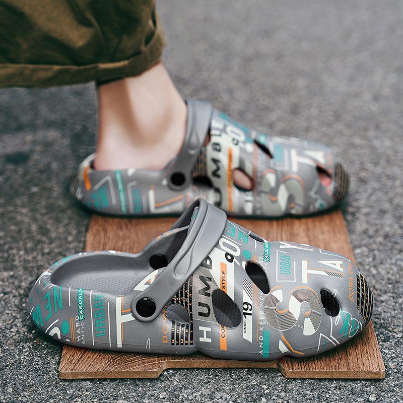 Летние новые мужские туфли 2024 года, подростки носят пляжную обувь, один ботинок и двое носят большие классные тапочки на толстой подошве