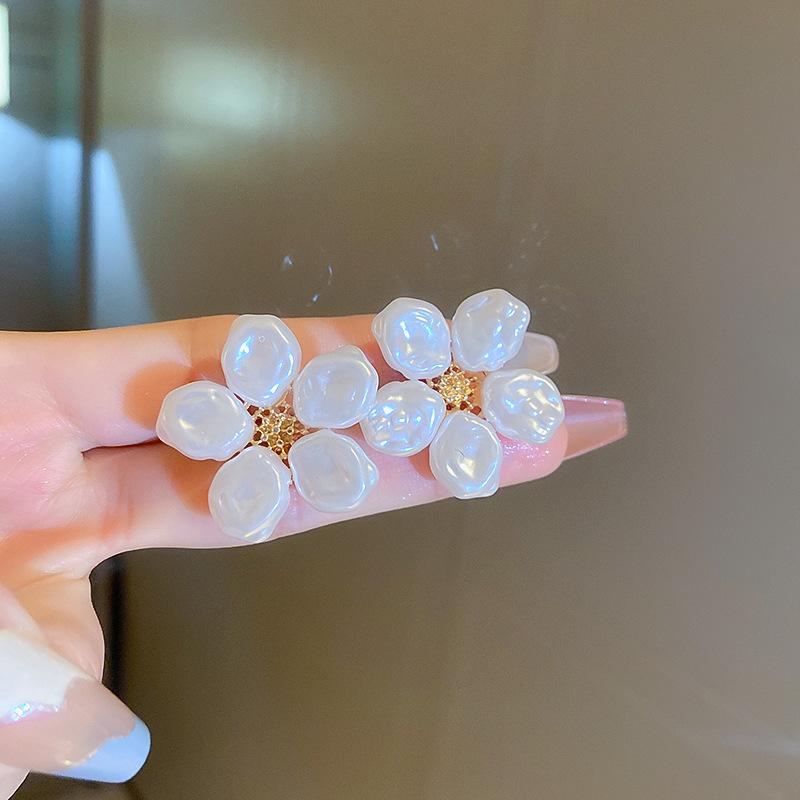 White Pearl Shell Fringed Earrings Fashionable and Elegant Temperament Earrings French Light Luxury High-end Earrings Women