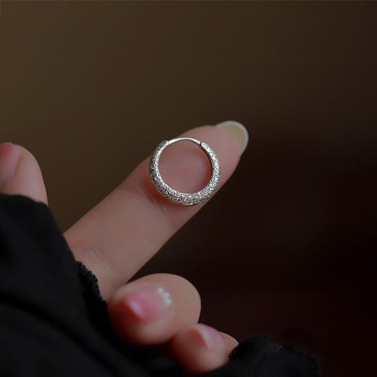 1 пара женских сережек Huggie с мерцающей поверхностью, легкие, геометрические, маленькие серьги для