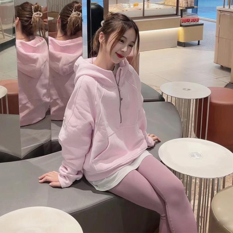 Женская весенняя куртка для йоги с капюшоном и полумолнией - короткая модель