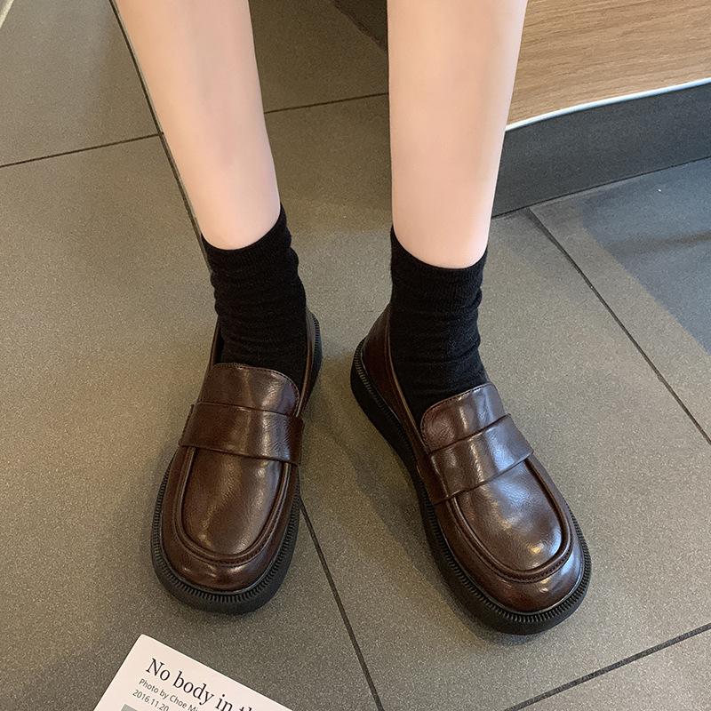 Ретро британский стиль универсальные черные туфли с круглым носком 2024 года на платформе маленькие кожаные туфли женские летние французские мокасины на толстом каблуке