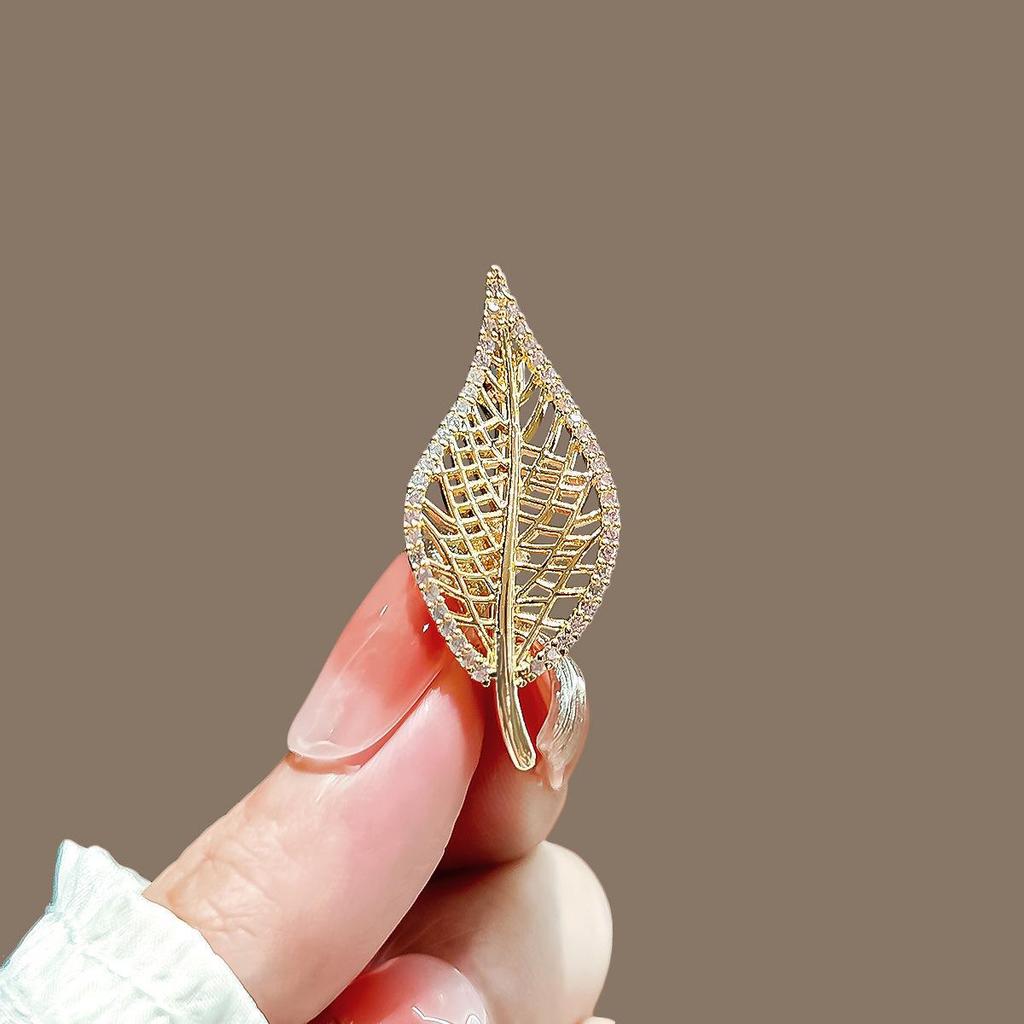 Summer Anti-Exposure Brooch: Fashionable and Luxurious Collar Pin for Women.
