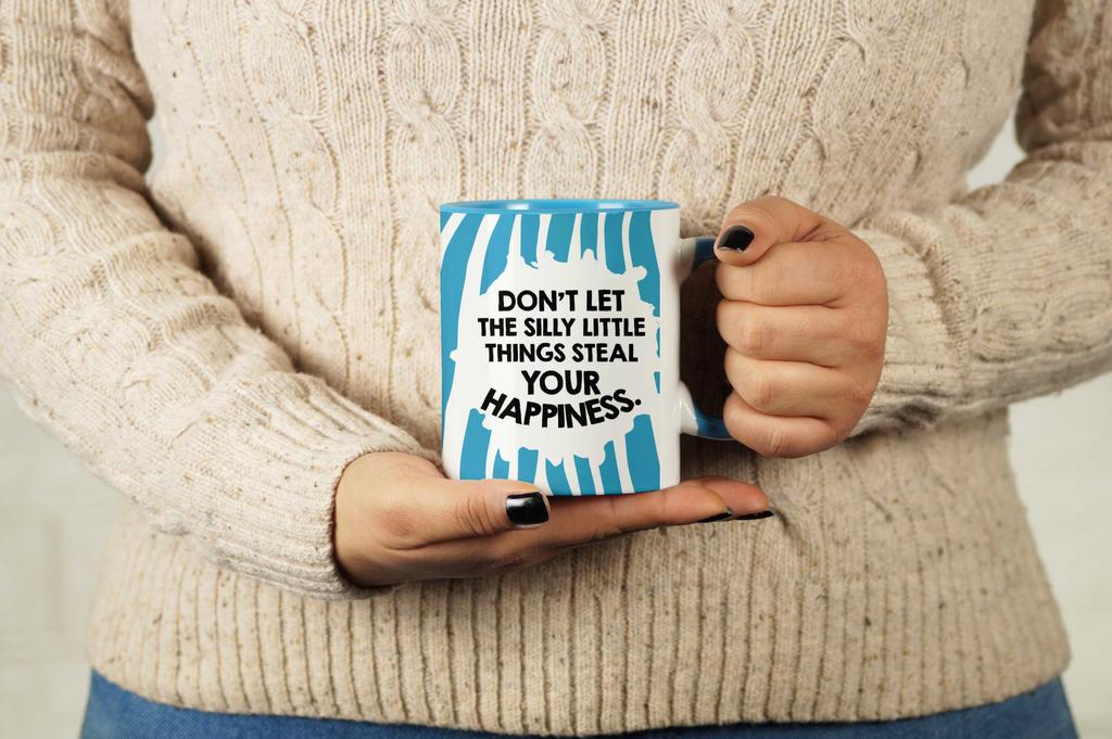 Inkdotpot Не позволяйте глупым мелочам украсть ваше счастье. Керамическая кофейная кружка на 11 унций. Смешные цитаты. Сотрудник, начальник, коллега, день рождения.