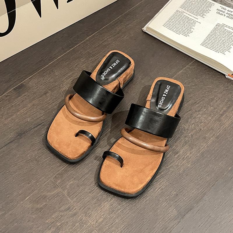Французский простой темперамент танкетка толстая подошва закрытый носок крутые шлепанцы женские летние 2025 новые с юбкой римские сандалии