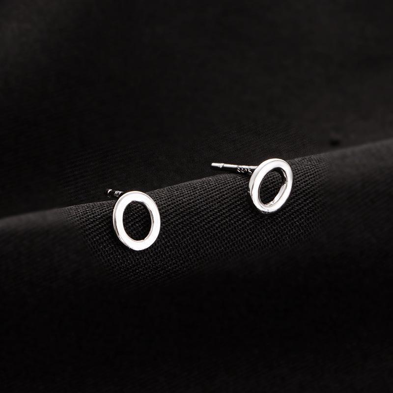 Серьги Banyan Tree S925 Silver с английским алфавитом для женщин - маленькие, удобные, одиночные серьги для сна