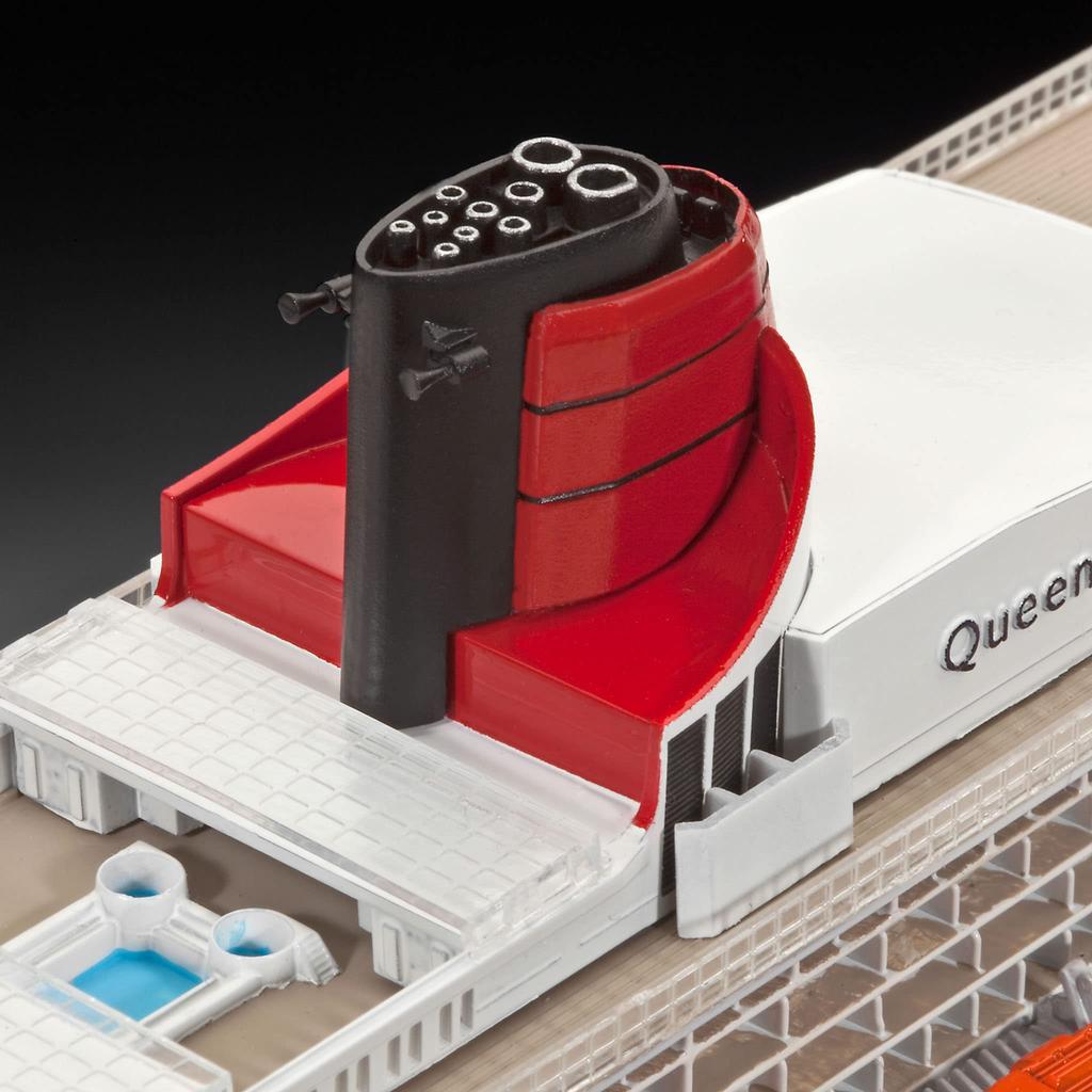 German Revell Scale Luxury Cruise Ship Queen Mary 2 Plastic Model 05231 1/700