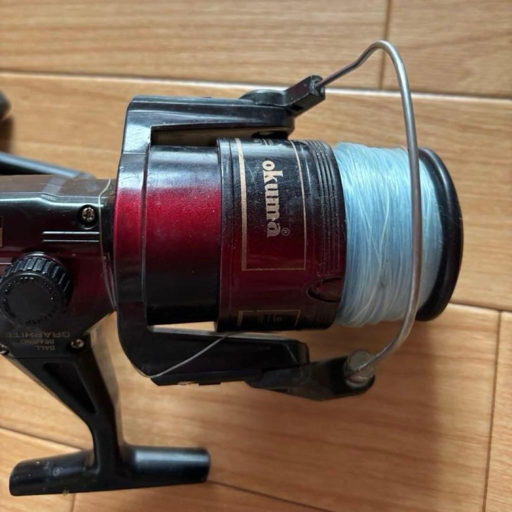 Б/у спиннинговая катушка Okuma GRAPHITE красно-черного цвета, бывшая в употреблении рыболовная катушка