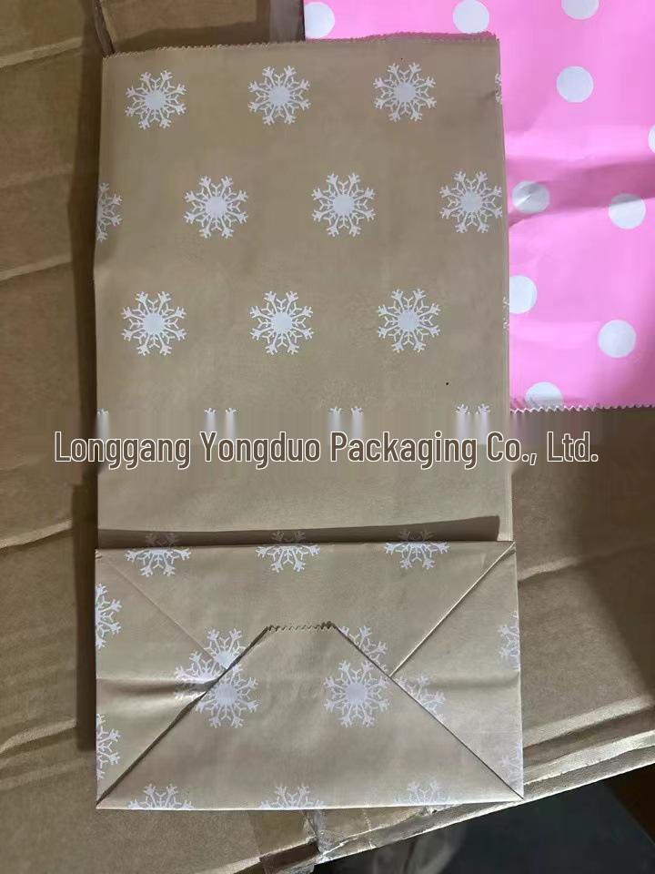 Полосатый пакет из крафт-бумаги в горошек с квадратным дном для гамбургеров, выпечки, еды на вынос и подарочной упаковки.