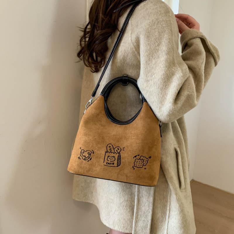 Ретро нишевая матовая сумка женская 2025 новая изысканная универсальная сумка-мессенджер модная супер огонь сумочка маленькая сумка