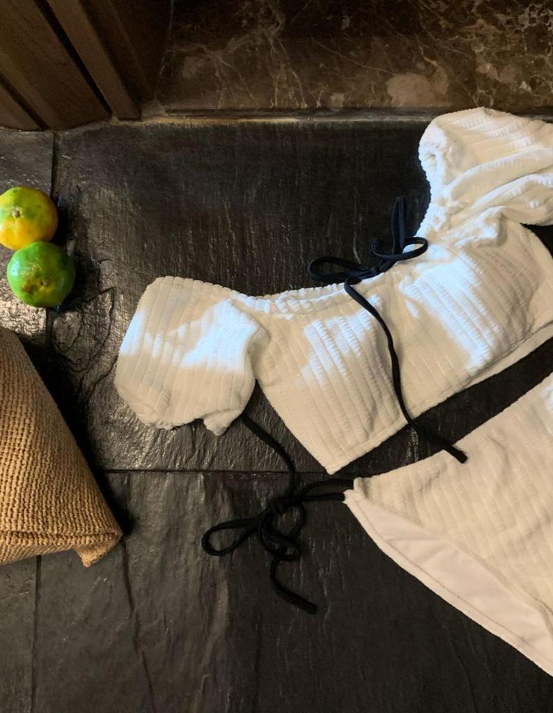 Женский однотонный купальник бикини с оборками на плечах - Сексуальный корейский стиль для отпуска