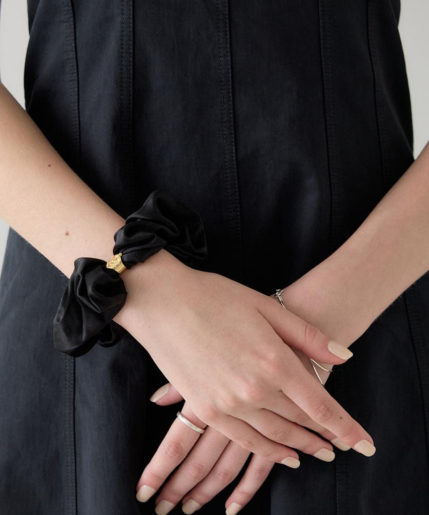 Шелковый scrunchie Aphrose с логотипом в рамке (черный)