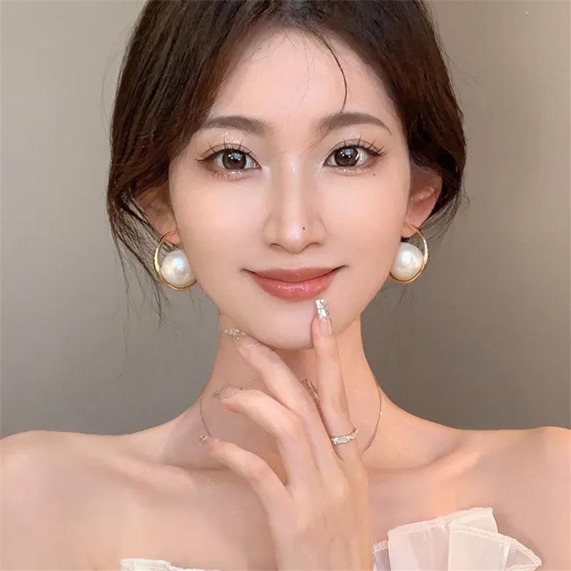 1 пара серег-пуссет с имитацией крупных жемчужин для женщин, нишевый дизайн, продвинутый стиль, новые серьги в иностранном стиле.