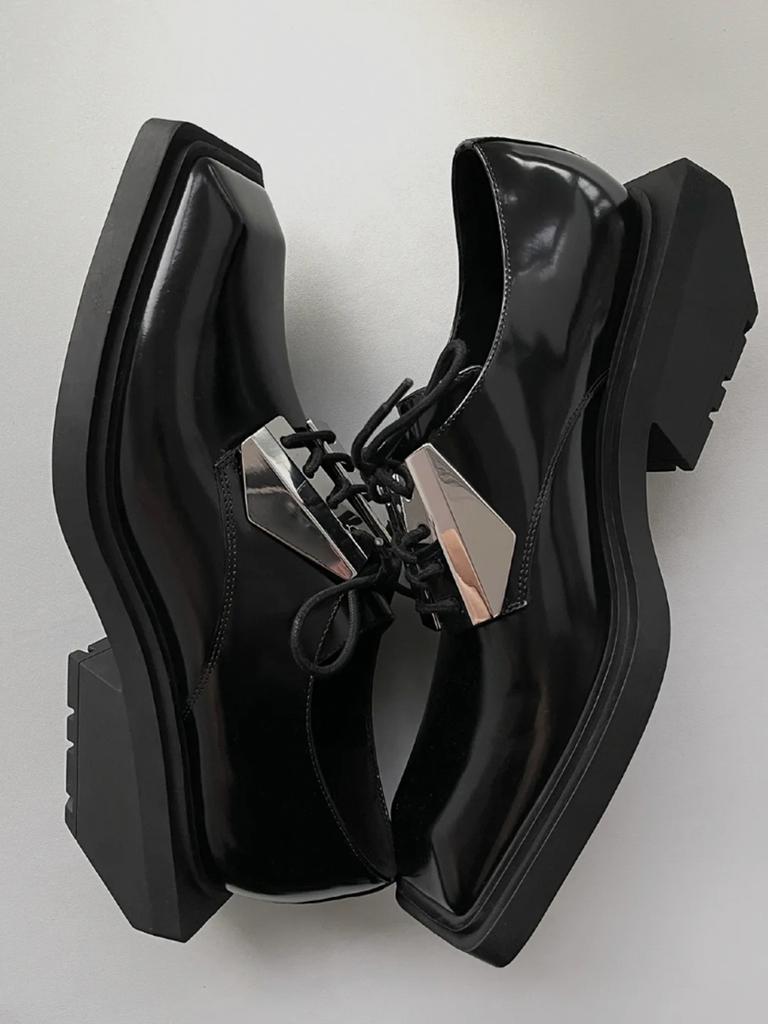 Модная ретро обувь в британском стиле на толстой подошве из натуральной кожи женская черная с квадратным носком универсальная нишевого дизайна на шнуровке с металлическим декором