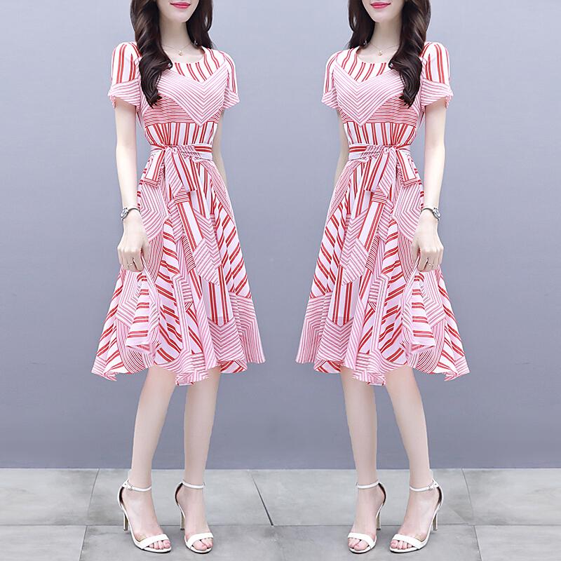 Женское розовое платье с короткими рукавами и шнуровкой в полоску с узкой талией