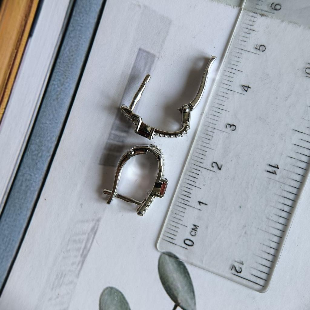 Серебряные серьги с натуральным гранатом 0.913ct, фианитами (2191438)