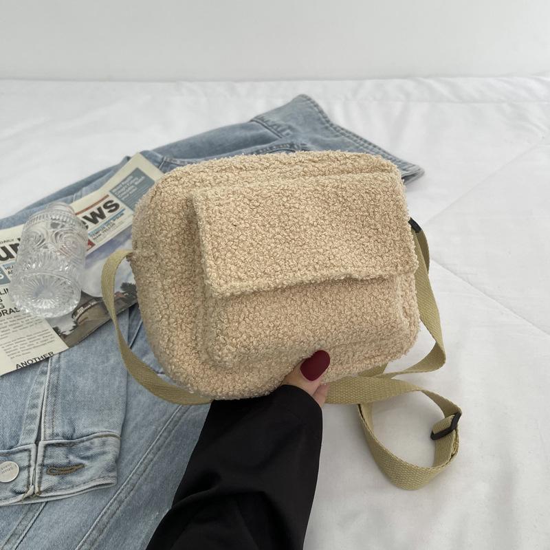 Сумка кроссбоди из овечьей шерсти в корейском стиле - Трендовая однотонная маленькая квадратная сумка на плечо Осень/Зима 2025