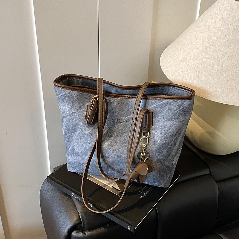 Сумка большой вместимости женская осень-зима 2025 новая повседневная нишевый дизайн сумка на плечо текстурная сумка-тоут для поездок