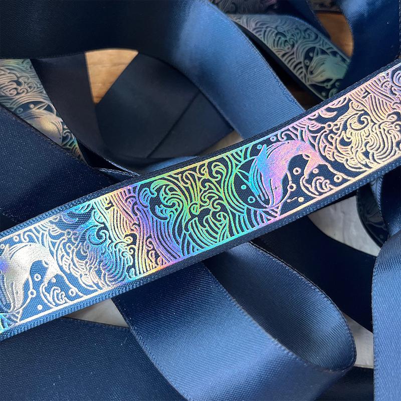 2,5 см x 4,5 м/рулон Несколько цветов Головной убор Шляпа Горячее тиснение Узор Брошь Значок Лазерный узор Подарочная коробка