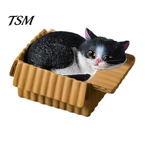 Miniature Cat in Box Mini Ornaments, Simulation Express Carton with Resin Kitten Figurines, Cute Lover Gift Idea Desktop Car Dashboard Decor, Healing