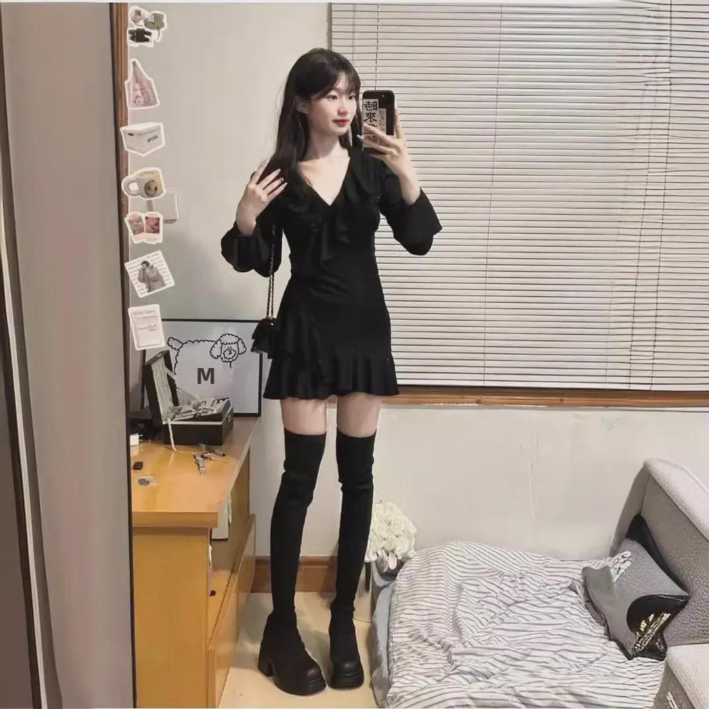 Chic V-Neck Ruffled Knitted Dress - Sexy Little Black Style for Fall/Winter