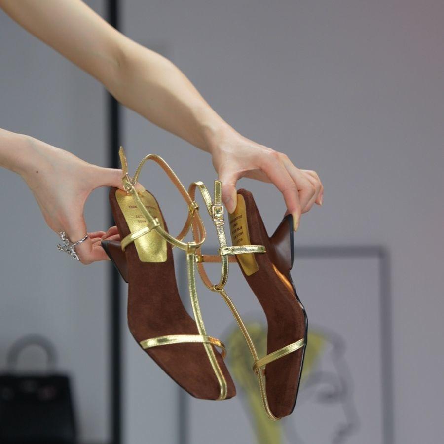 2025 лето новый французский темперамент универсальный квадратный носок крест с нишевым простым клиновидным каблуком высокий каблук золотые сандалии женские