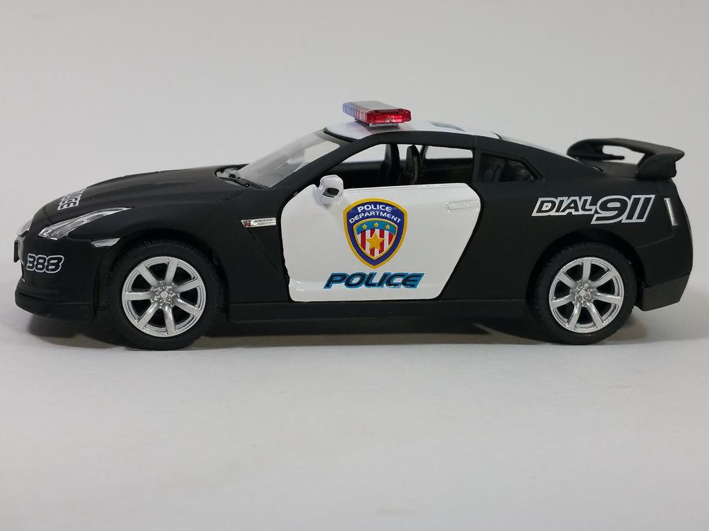 KiNSMART 2009 Nissan R35 Police Edition Scale Metal Model Toy Car with Action GT-R 5-inch 136 Die-Cast Pull-Back
