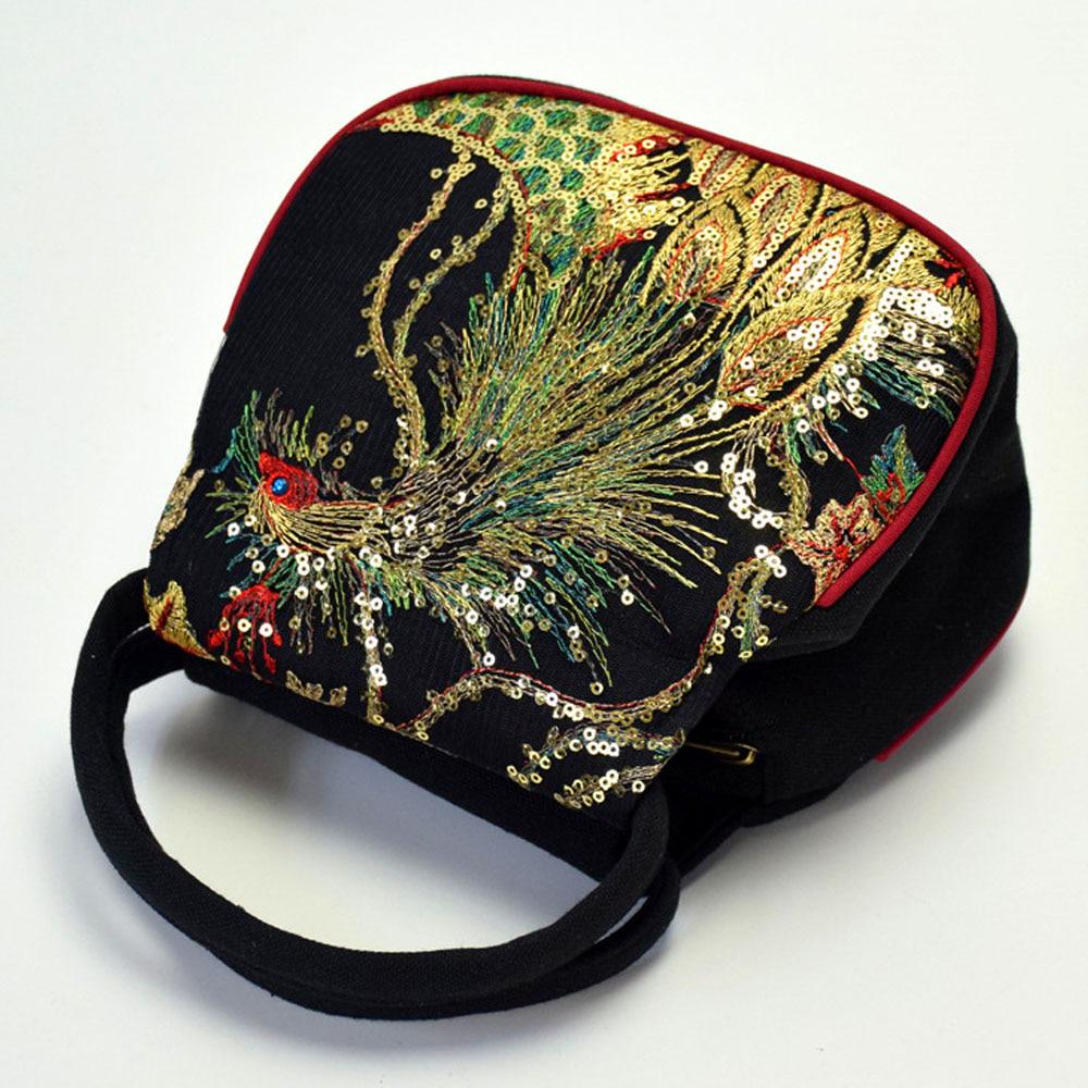 Стильная не большая женская сумочка Украшена вышивкой и пайетками Размер 20* 19 *11см