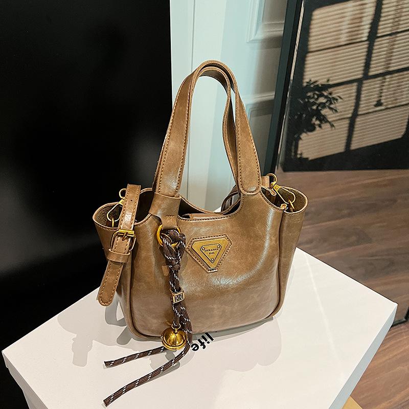 Autumn and winter retro portable tote bag women's 2025 new bag high-end sense versatile niche design shoulder messenger bag