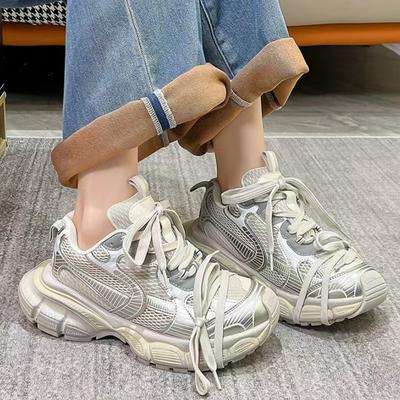 Модные повседневные однотонные кроссовки на среднем каблуке для женщин 2025 Новинка Горячая распродажа Летняя резиновая женская обувь на шнуровке с мелким вырезом Женские вулканизированные туфли из ПУ