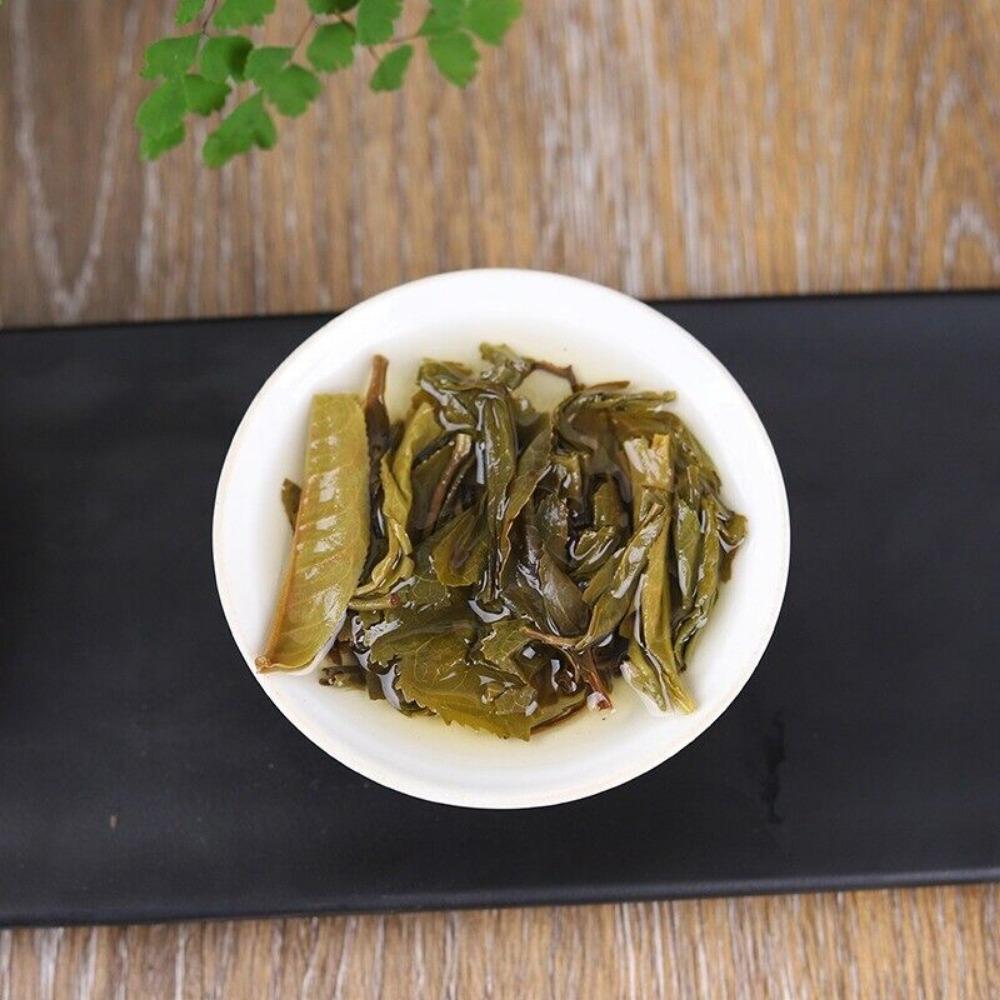 Yunnan Tea Tree King Menghai Pu'er Ранний весенний сырой чай 357 г блинчатый чай