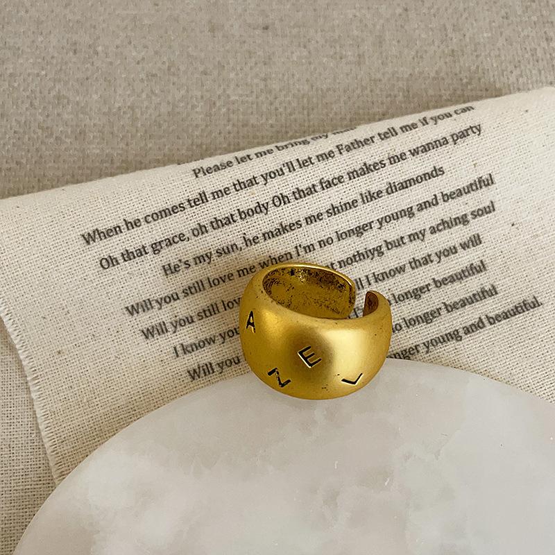 Винтажное старое матовое матовое матовое металлическое кольцо с буквами, женское нишевое кольцо высокого класса, персонализированное модное кольцо