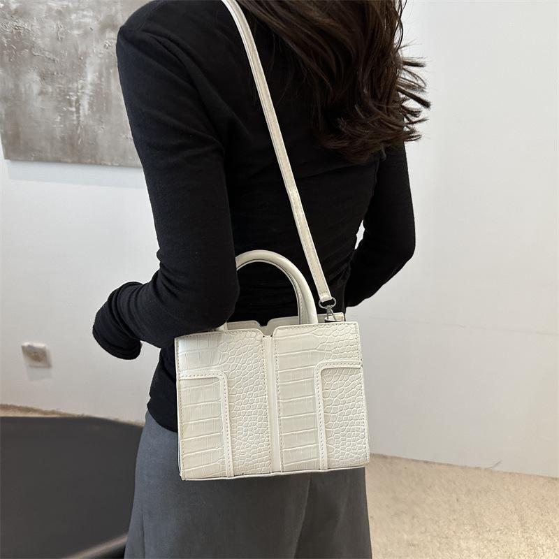 Ретро легкая роскошная модная красивая маленькая квадратная сумка 2024 года, новая простая иностранная стильная красивая сумка-мессенджер на одно плечо