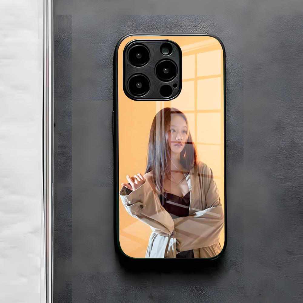 Чехол для телефона Singer L-Lee Hyeri для iPhone 17 Air 16 E Pro Max 15 14 13 Mini 12 Pro 11 Max Plus Черная стеклянная крышка
