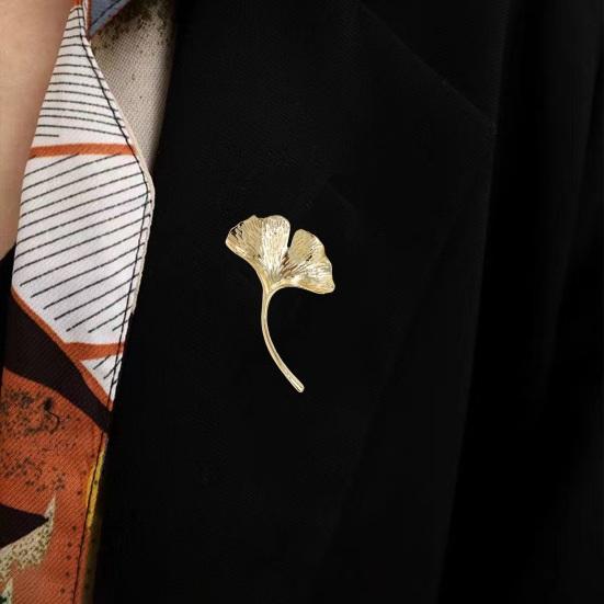 Women Ginkgo Leaf Shape Brooch Pin Enamel Tree Leaf Badge Coat Sweater Scarf Pin Clothes Accessories Gift