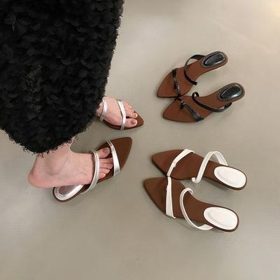 Интернет-знаменитость универсальное слово со шлепанцами на низком каблуке женская летняя одежда 2025 новый простой модный темперамент крутые шлепанцы