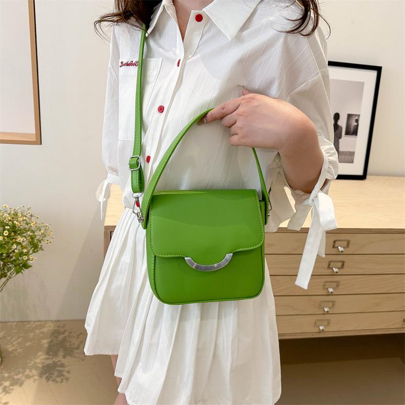 2024 новый темпераментный модный дизайн одно плечо через плечо иностранный стиль однотонный ретро повседневная подмышечная текстура сумка через плечо