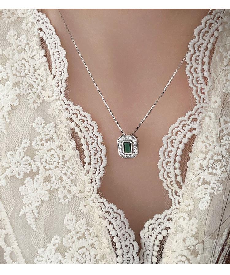 Ожерелье из стерлингового серебра 925 пробы Yinruitai с изумрудным квадратным кулоном - Тонкий, роскошный и изысканный чокер на ключицу для женщин