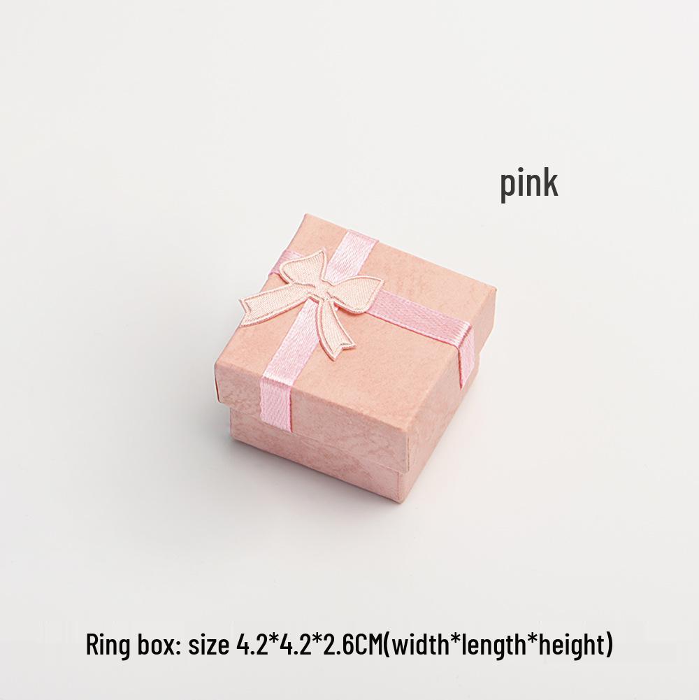 Подарочный набор украшений Higu: Цельная коробка с серебряной полировальной тканью, отделениями для серег, ожерелья и кольца, спиртовыми салфетками, берушами и зеркалом.